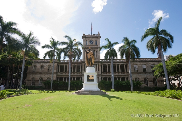 20091031_132544 D3.jpg - The Kamehameha Statue stands prominently in front of Aliiolani Hale (State Supreme Court) in Honolulu.  Commemorates the founding of Hawaii by Captain Cook
